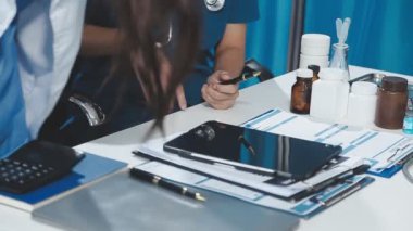 Ofisteki masada tıbbi ekip çalışıyor.