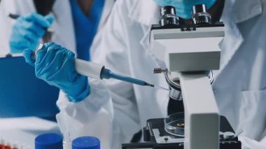 Kapat. Laboratuvarda laboratuvar asistanı..