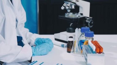 Laboratuvarda mikroskop tutan bilim adamı