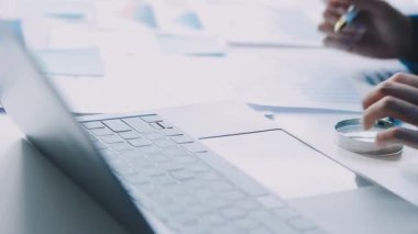 İş ekibi mali stratejiyi tartışıyor ve planlıyor