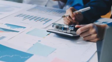 Modern sektörde finansal veriler ve dizüstü bilgisayarla çalışan işadamlarının kapatılması.