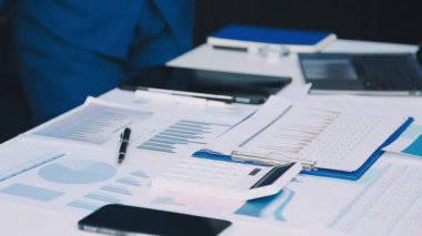 İş adamı finansal verileri analiz etmek için bir dizüstü bilgisayar kullanıyor.