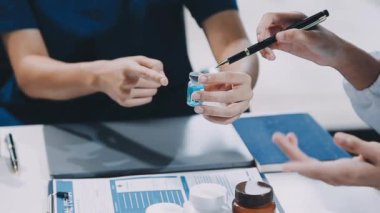 Profesyonel tıp doktoru elinde tablet tutuyor.