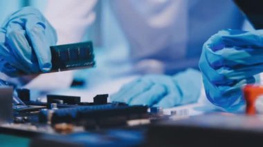 Laboratuvarda mikroçiple çalışan bilim adamı.