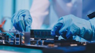 Elektronik devre kartıyla çalışan üniformalı teknisyen.