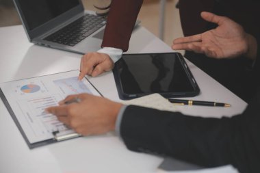 Denetim konsepti, Yönetici iş adamı mali müfettiş ve sekreter hesaplama dengesi raporları hazırlıyorlar. İç Gelir Servisi kontrol belgesi.