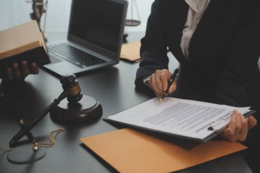 Hukuk teması, hakimin tokmağı, avukat infaz memurları, mahkemede dikkate alınan kanıtlara dayalı davalar, yasalar.