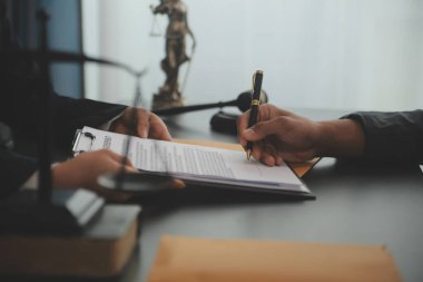 Hukuk teması, hakimin tokmağı, avukat infaz memurları, mahkemede dikkate alınan kanıtlara dayalı davalar, yasalar.