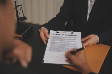 Hukuk teması, hakimin tokmağı, avukat infaz memurları, mahkemede dikkate alınan kanıtlara dayalı davalar, yasalar.