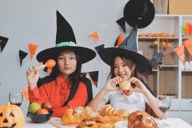 Arkadaşlık, tatil ve insanlar konsepti. Cadılar bayramı kostümlü bir grup mutlu gülen arkadaş. Vampir, şeytan, cadı ve çita.