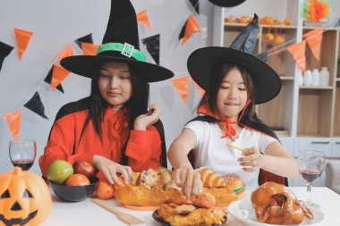 Arkadaşlık, tatil ve insanlar konsepti. Cadılar bayramı kostümlü bir grup mutlu gülen arkadaş. Vampir, şeytan, cadı ve çita.