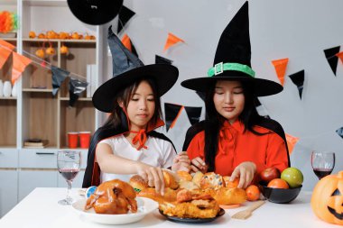 Arkadaşlık, tatil ve insanlar konsepti. Cadılar bayramı kostümlü bir grup mutlu gülen arkadaş. Vampir, şeytan, cadı ve çita.