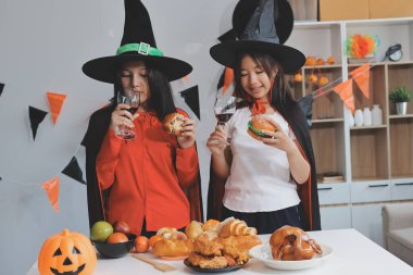 Arkadaşlık, tatil ve insanlar konsepti. Cadılar bayramı kostümlü bir grup mutlu gülen arkadaş. Vampir, şeytan, cadı ve çita.