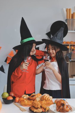 Arkadaşlık, tatil ve insanlar konsepti. Cadılar bayramı kostümlü bir grup mutlu gülen arkadaş. Vampir, şeytan, cadı ve çita.