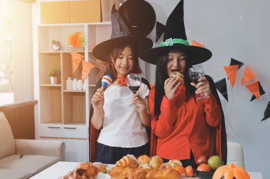 Arkadaşlık, tatil ve insanlar konsepti. Cadılar bayramı kostümlü bir grup mutlu gülen arkadaş. Vampir, şeytan, cadı ve çita.