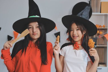 Arkadaşlık, tatil ve insanlar konsepti. Cadılar bayramı kostümlü bir grup mutlu gülen arkadaş. Vampir, şeytan, cadı ve çita.