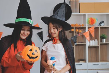 Arkadaşlık, tatil ve insanlar konsepti. Cadılar bayramı kostümlü bir grup mutlu gülen arkadaş. Vampir, şeytan, cadı ve çita.