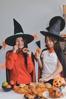 Arkadaşlık, tatil ve insanlar konsepti. Cadılar bayramı kostümlü bir grup mutlu gülen arkadaş. Vampir, şeytan, cadı ve çita.