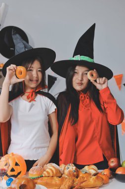 Arkadaşlık, tatil ve insanlar konsepti. Cadılar bayramı kostümlü bir grup mutlu gülen arkadaş. Vampir, şeytan, cadı ve çita.