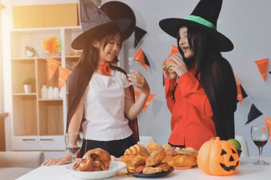 Arkadaşlık, tatil ve insanlar konsepti. Cadılar bayramı kostümlü bir grup mutlu gülen arkadaş. Vampir, şeytan, cadı ve çita.