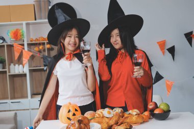 Arkadaşlık, tatil ve insanlar konsepti. Cadılar bayramı kostümlü bir grup mutlu gülen arkadaş. Vampir, şeytan, cadı ve çita.