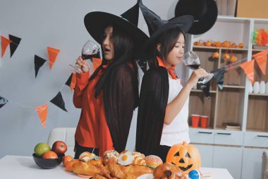 Arkadaşlık, tatil ve insanlar konsepti. Cadılar bayramı kostümlü bir grup mutlu gülen arkadaş. Vampir, şeytan, cadı ve çita.