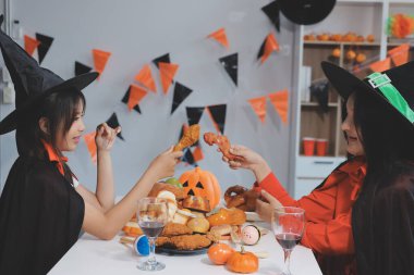 Arkadaşlık, tatil ve insanlar konsepti. Cadılar bayramı kostümlü bir grup mutlu gülen arkadaş. Vampir, şeytan, cadı ve çita.