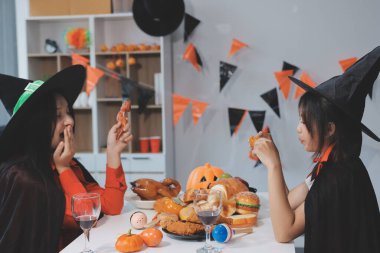 Arkadaşlık, tatil ve insanlar konsepti. Cadılar bayramı kostümlü bir grup mutlu gülen arkadaş. Vampir, şeytan, cadı ve çita.