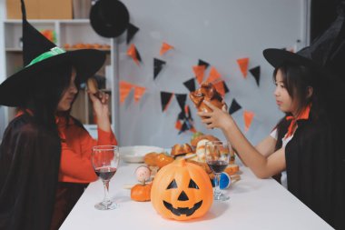 Arkadaşlık, tatil ve insanlar konsepti. Cadılar bayramı kostümlü bir grup mutlu gülen arkadaş. Vampir, şeytan, cadı ve çita.