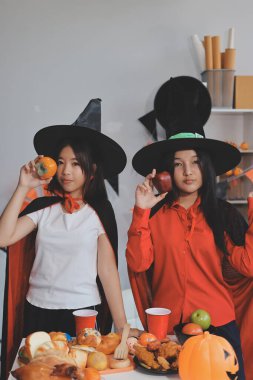 Arkadaşlık, tatil ve insanlar konsepti. Cadılar bayramı kostümlü bir grup mutlu gülen arkadaş. Vampir, şeytan, cadı ve çita.