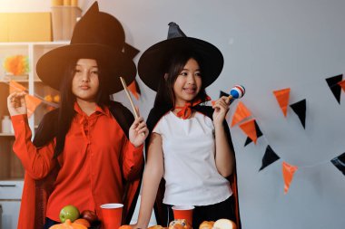 Arkadaşlık, tatil ve insanlar konsepti. Cadılar bayramı kostümlü bir grup mutlu gülen arkadaş. Vampir, şeytan, cadı ve çita.