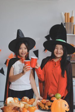 Arkadaşlık, tatil ve insanlar konsepti. Cadılar bayramı kostümlü bir grup mutlu gülen arkadaş. Vampir, şeytan, cadı ve çita.