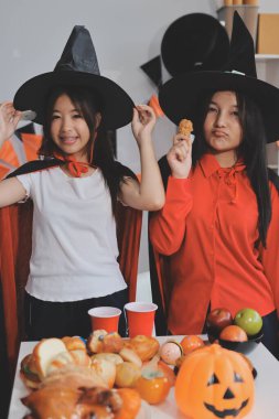 Arkadaşlık, tatil ve insanlar konsepti. Cadılar bayramı kostümlü bir grup mutlu gülen arkadaş. Vampir, şeytan, cadı ve çita.