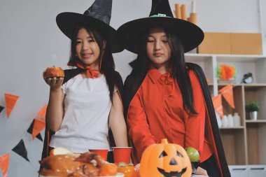 Arkadaşlık, tatil ve insanlar konsepti. Cadılar bayramı kostümlü bir grup mutlu gülen arkadaş. Vampir, şeytan, cadı ve çita.