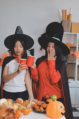 Arkadaşlık, tatil ve insanlar konsepti. Cadılar bayramı kostümlü bir grup mutlu gülen arkadaş. Vampir, şeytan, cadı ve çita.