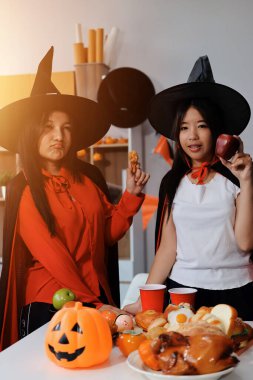 Arkadaşlık, tatil ve insanlar konsepti. Cadılar bayramı kostümlü bir grup mutlu gülen arkadaş. Vampir, şeytan, cadı ve çita.