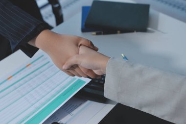 İş birleşme ve satın alma, başarılı müzakere, tokalaşma, ortaklık ve iş anlaşması konseptine ortak olmak için iki iş adamı el sıkışması.