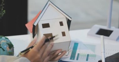 İş adamları finansal planı analiz ediyorlar..