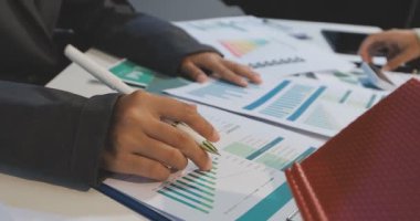 Ofiste belgelerle çalışan iş adamları, iş toplantıları