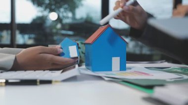 Emlak komisyoncusu, emlak tabelasını kontrattan sonra ya da sigortadan sonra gösteriyor. Gerçek kredi acentesi konsepti.