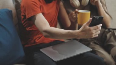 genç bir çift Smartphone kullanarak