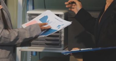 İş adamları ofiste el sıkışıyor.