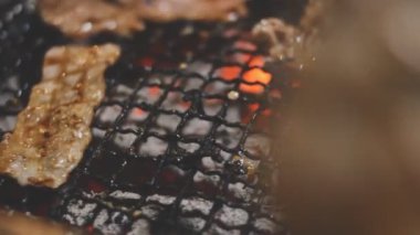 Izgarada ızgara biftek ve ateş.