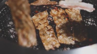 Kömürde ızgara domuz eti yakın plan çekimi.