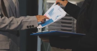 İş adamı sunum yapıyor