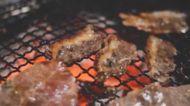 Caddedeki lezzetli yiyeceklerin manzarasını kapat.