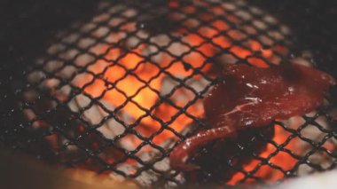 Barbeküde bir sürü et.