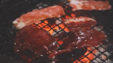 Izgarada pişirilmiş bir mutfak fotoğrafı.