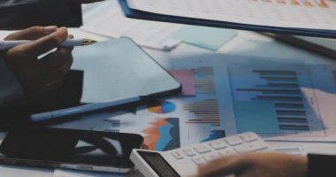 Ofisteki mali verileri analiz eden iş kadını.