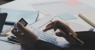 Ofiste çalışan iş ekibi, dizüstü bilgisayarlı stok fotoğrafı.